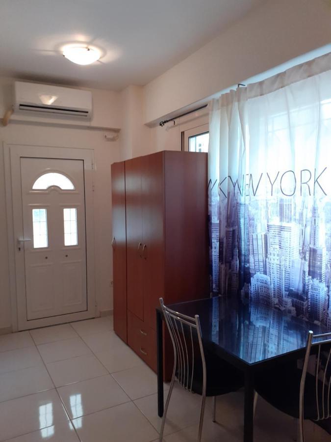 Yellow House Apartment Kalamata Exterior photo